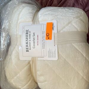 $120 retail Berkshire Cream Coverlet Set